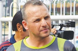Pakistan fielding coach quits over players' attitude
