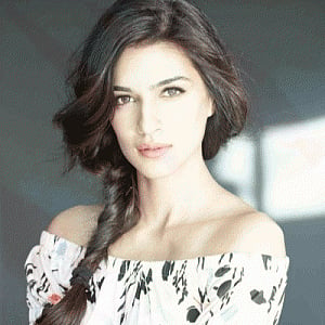 Kriti celebrates Filmfare award