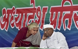 Kejriwal, political leaders join Hazare's protest on 2nd day