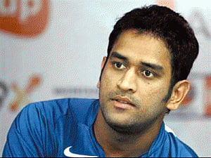 Bowlers doing a good job: Dhoni