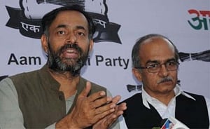 AAP MlA starts signature campaign for removing Bhushans, Yadav from party