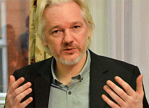 Swedish prosecutors to question Julian Assange over assault
