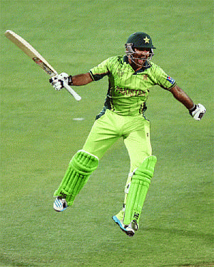 Sarfraz's maiden century takes Pakistan to quarters