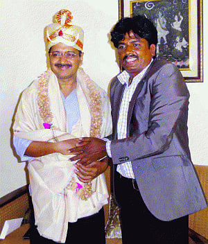 Fighting fit Kejri resumes work