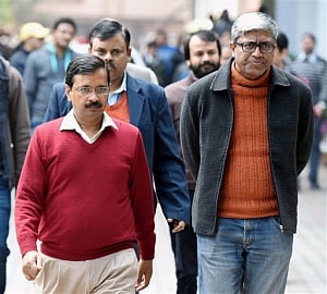 Yadav, Kejriwal camps discuss AAP expansion