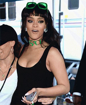 Rihanna denies dating DiCaprio