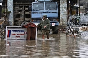 More rains in Kashmir,Jhelum recedes but fear of flood lurking