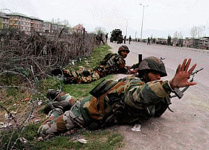 Guerrillas kill three policemen in Kashmir