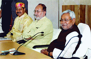 Manjhi, Pappu throw spanner before merger