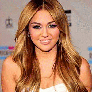 Miley Cyrus flashes flesh in impromptu photoshoot