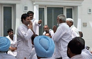 Rahul meets farmers ahead of Kisan rally