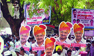 Thousands watch as 'farmer' kills self