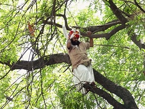 Farmer's family rejects Kejriwal's apology, demands CBI probe