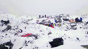 Everest avalanche kills 18