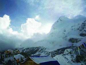 22 Mt Everest climbers buried under avalanches  triggered by earthquake