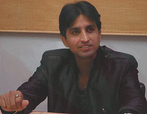 Drama at women's meet over AAP leader Vishwas