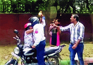 Woman gets brickbat for refusing bribe