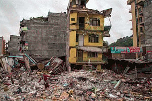 Strong aftershocks shake Nepal