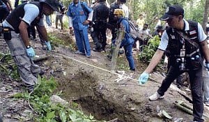 Malaysia discovers 139 graves near Thailand border