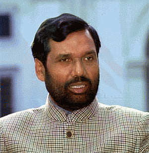 Will review reports of higher MSG in Maggi noodles: Paswan