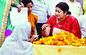 Amethi: Irani rejects Rahul's  charges against Modi Govt