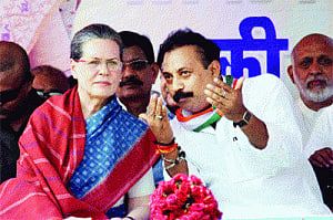 Sonia slams PM, his 'low level of politics'