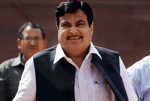 Gadkari backs Dalit Mitra awardees' honorarium demand