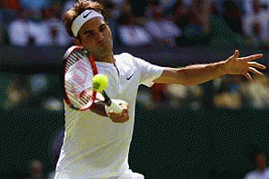 Federer beats Groth to reach Wimbledon last 16
