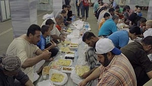 IS offers a mix of brutality, charity during Ramadan