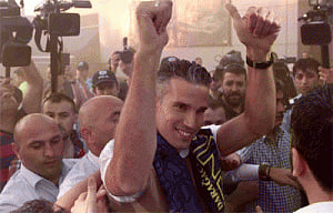 New Fenerbahce signing Van Persie greeted warmly in Istanbul