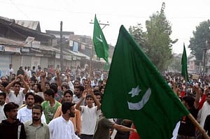 J-K: Youths clash with security forces; Pak, ISIS flags waved