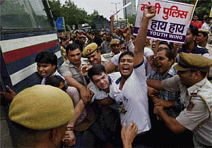 AAP activists protest against Delhi Police