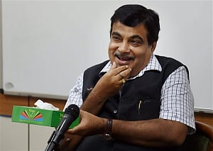 Apologise or face case, Gadkari tells Rahul