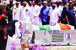 PM leads mourners to bid Kalam last adieu