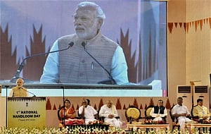Steps needed to ensure handloom weavers get rightful wage:Modi