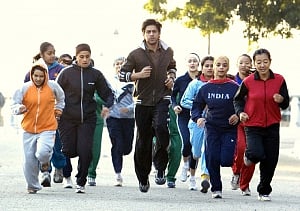 'Chak De! India' clocks 8 years, SRK thanks female co-stars