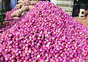 Govt sells onions at Rs40 a kg through mobile shops