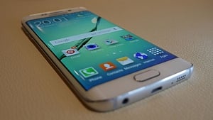 Samsung launches S6 edge plus