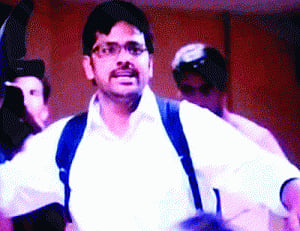 Man hurls shoe, 'CNG sticker scam' CD at CM during Press meet