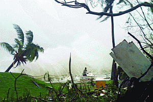 15 killed as Cyclone Roanu hits B'desh