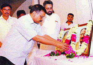 Kejriwal hands over Rs 1 cr each to Tanzil, MM Khan's kin