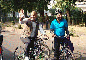 Even-numbered cars roll on Day 2; Delhi dy CM cycles to office