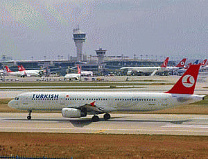Turkish plane returns to bay after unclaimed mobile found