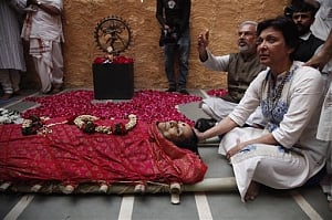 Mallika attacks Modi for not condoling mother's death