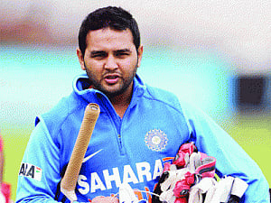 Dhoni suffers injury, Parthiv called as back-up