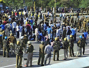 Jat stir: Tension in Jat dominated areas,CM Khattar heckled in Rohtak