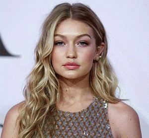 Gigi Hadid suffers wardrobe malfunction