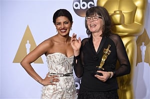 Priyanka teaches how to pose at Oscars red carpet