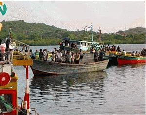 lankan Navy arrests 28 fishermen on charges of crossing IMBl