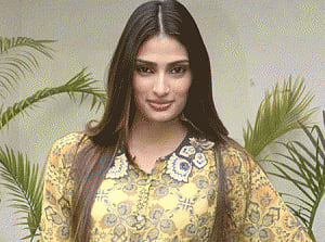 Athiya takes time off from AIFW fittings for 'Dilli darshan'